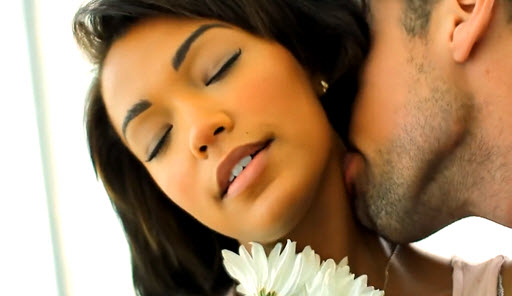 Красивая негритянка и 8 марта с белым красавцем