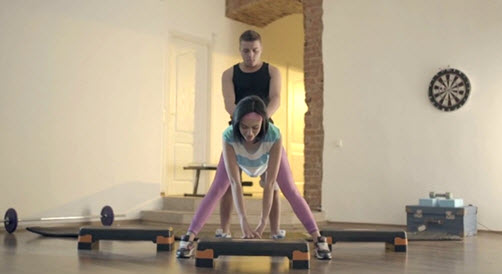 Русская пара занялась фитнесом и сексом на полу