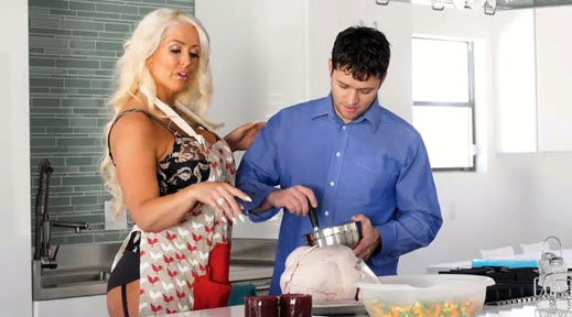 Тетя с огромными буферами учит племянника готовке