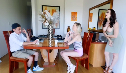 Красивая мамка соблазнила парня дочери сиськами