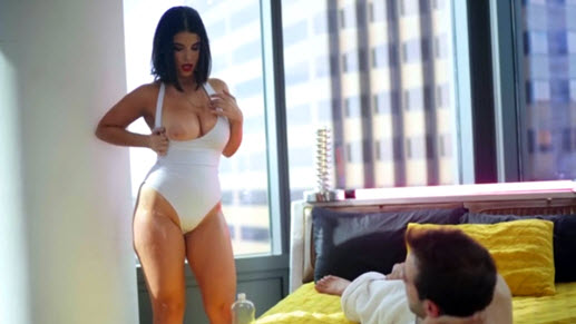 Сочная красотка пришла к парню ебаться и кончать