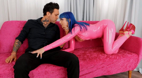 Соска нацепила розовый костюм из латекса для ебли