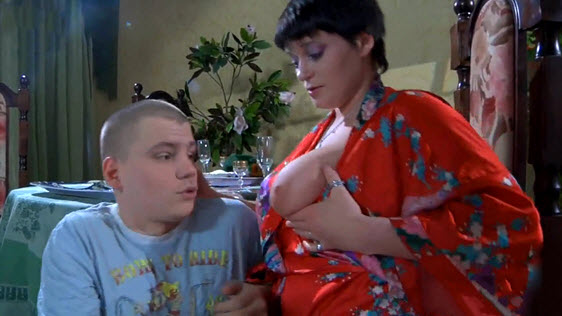 Русская сисястая тетка вынудила племянника на секс