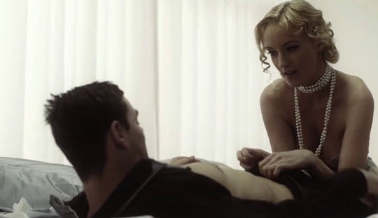 Голодная дама в бусах добралась до члена (Sex Art)