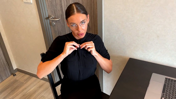 Русская сучка в очках оголила сиськи перед парнем