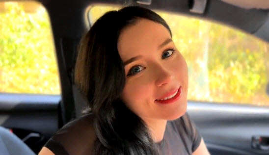 Русская красотуля в машине оплатила за проезд
